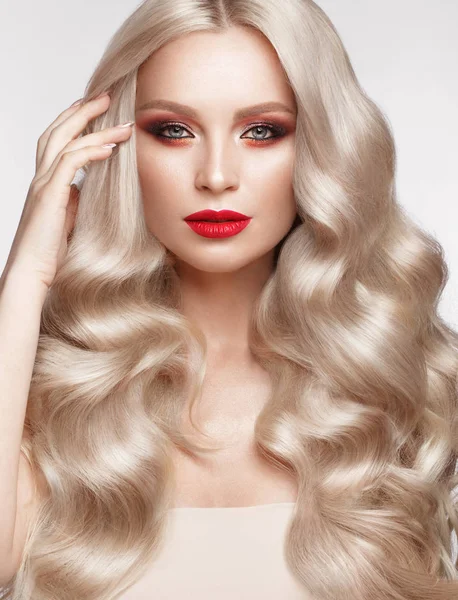 Vacker blondin i en Hollywood sätt lockar och naturlig makeup med röda läppar. Skönhet ansikte och hår. — Stockfoto