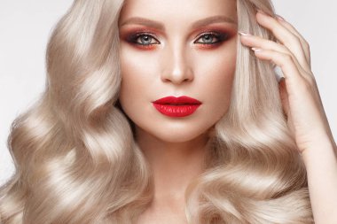 Güzel sarışın bir Hollywood şekilde bukleler, doğal makyaj ve kırmızı dudaklar. Güzellik ve saç.