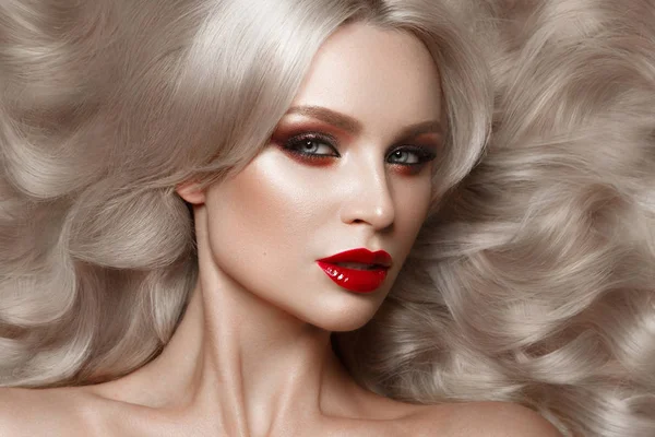 Loira bonita em uma maneira de Hollywood com cachos, maquiagem natural e lábios vermelhos. Rosto de beleza e cabelo . — Fotografia de Stock
