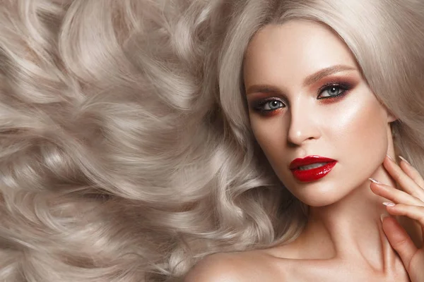 Красива блондинка в Голлівуді порядку з кучері, природного макіяжу і червоні губи. Краса обличчя і волосся. — стокове фото