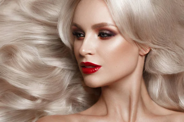 Όμορφη ξανθιά στο Χόλιγουντ τρόπο με μπούκλες, φυσικό μακιγιάζ και κόκκινα χείλη. Ομορφιά πρόσωπο και μαλλιά. — Φωτογραφία Αρχείου