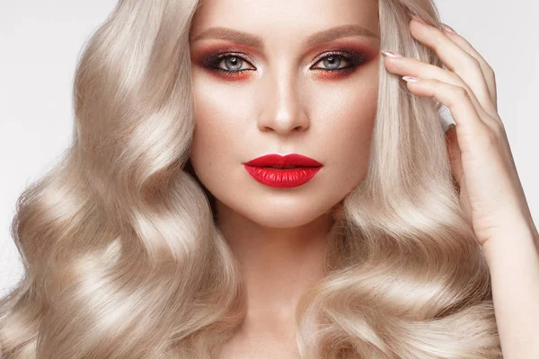 Belle blonde de manière hollywoodienne avec boucles, maquillage naturel et lèvres rouges. Beauté visage et cheveux . — Photo