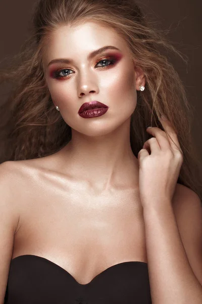 Beau modèle blond : boucles, maquillage lumineux et lèvres rouges. Le visage de beauté . — Photo