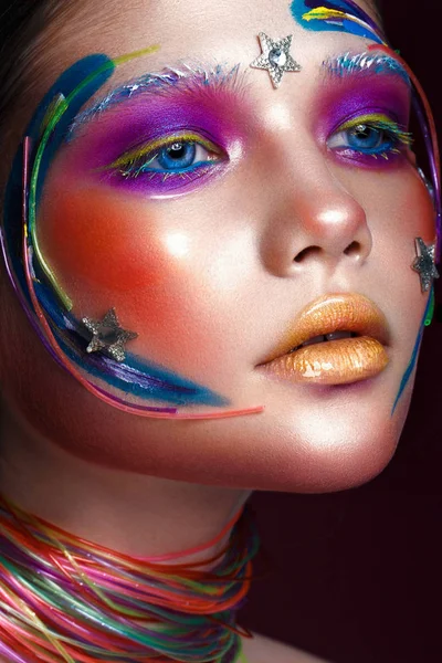 Hermosa chica con maquillaje creativo en estilo pop art. Cara de belleza . — Foto de Stock