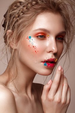 Sanat makyaj ve çiçekler ile güzel kız. Güzellik.