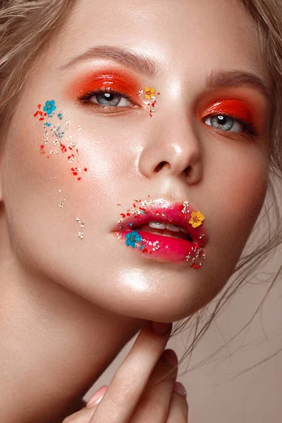 Schöne Mädchen mit Kunst Make-up und Blumen. Schönheit Gesicht. — Stockfoto