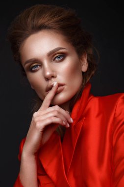 Güzel seksi kız şehvetli dudakları, moda saç, kırmızı elbise ve aksesuarlar ile. Güzellik.