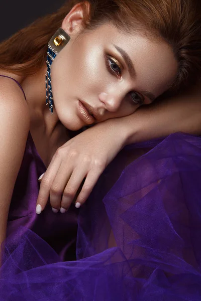 Hermosa chica sexy con labios sensuales, pelo de moda, vestido morado y accesorios. Cara de belleza . — Foto de Stock