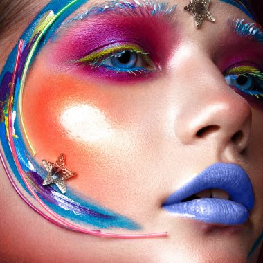 Pop sanat tarzı yaratıcı makyaj güzel kız. Güzellik.