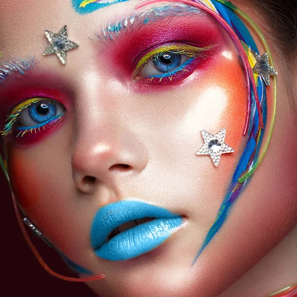 Hermosa chica con maquillaje creativo en estilo pop art. Cara de belleza . —  Fotos de Stock