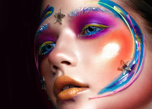 Gadis cantik dengan make-up kreatif dalam gaya seni pop. Wajah cantik . — Stok Foto