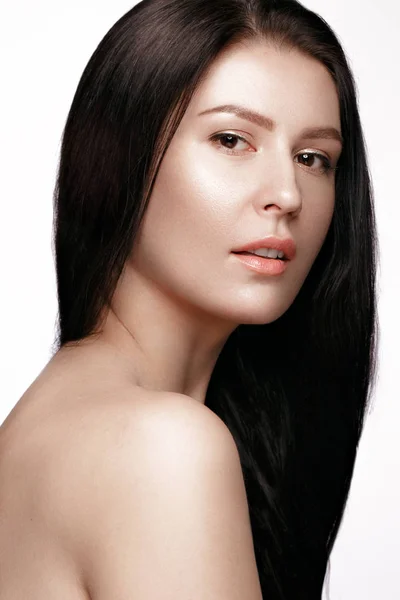 Hermosa mujer con un maquillaje natural ligero y una piel perfecta. Cara de belleza . — Foto de Stock