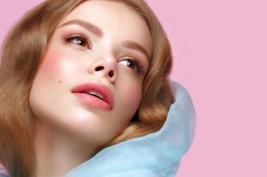 Hafif makyaj ve nazik manikür mavi giysili güzel kızla. Güzellik yüz. Tasarım çivi.