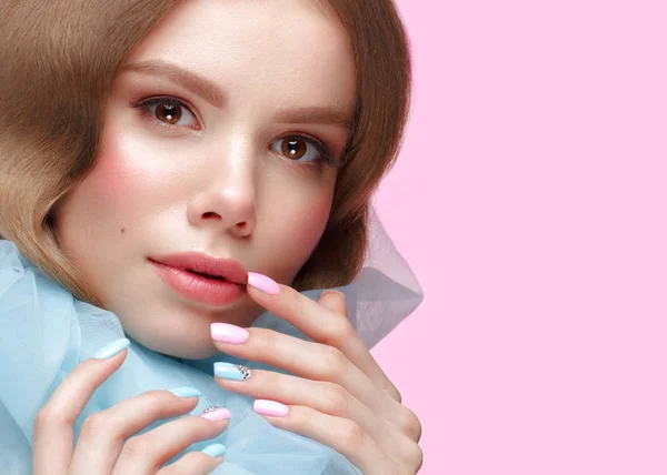 Bella ragazza con trucco leggero e manicure delicata in vestiti blu. Bellezza. Chiodi di progettazione . — Foto Stock