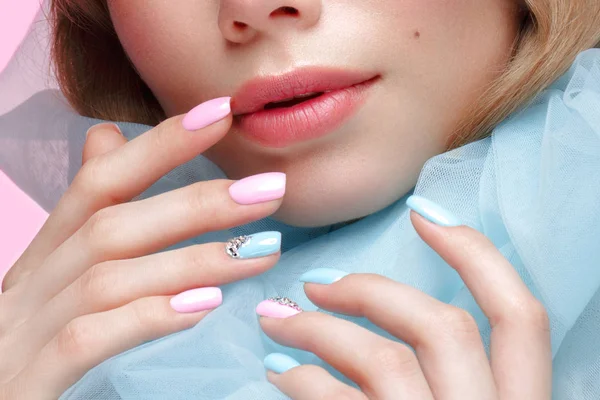 Hermosa chica con maquillaje ligero y manicura suave en ropa azul. Cara de belleza. Diseño de uñas . —  Fotos de Stock