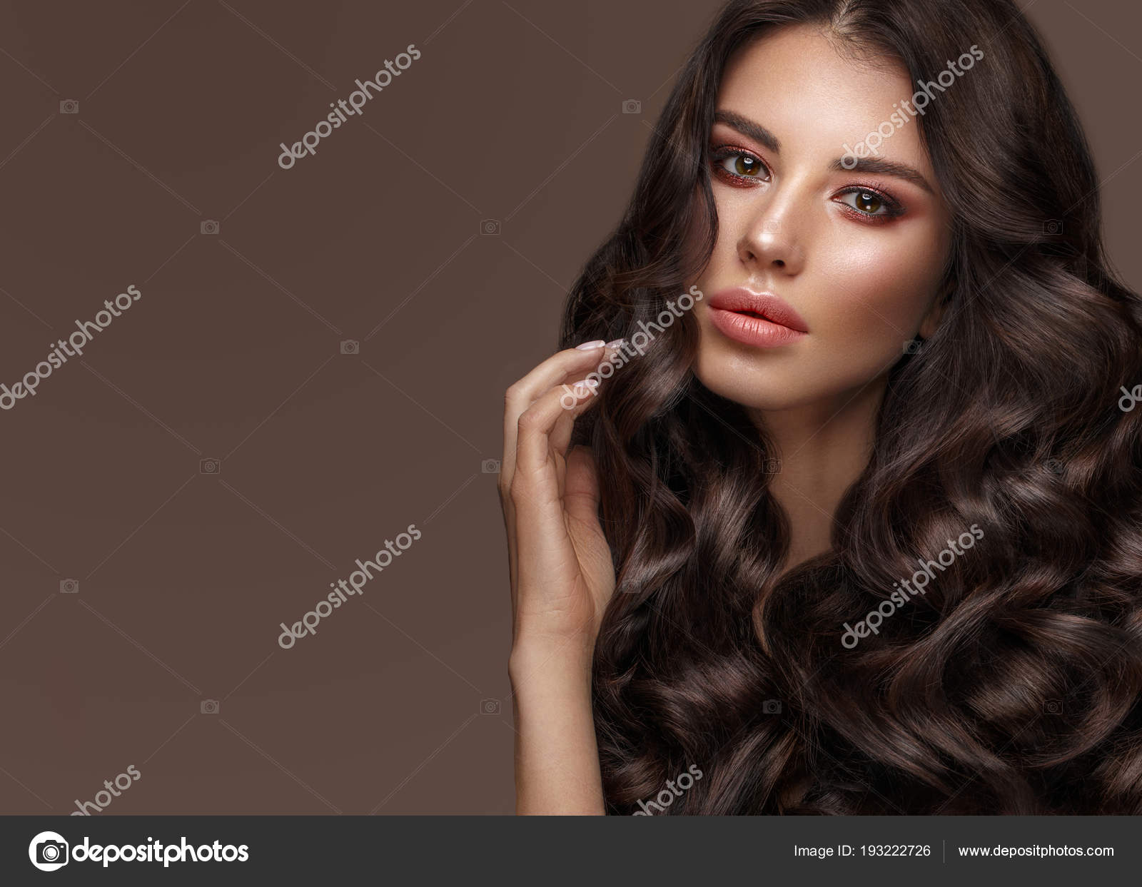 Девушки брюнетки с кудрями Девушки брюнетки с кудрями