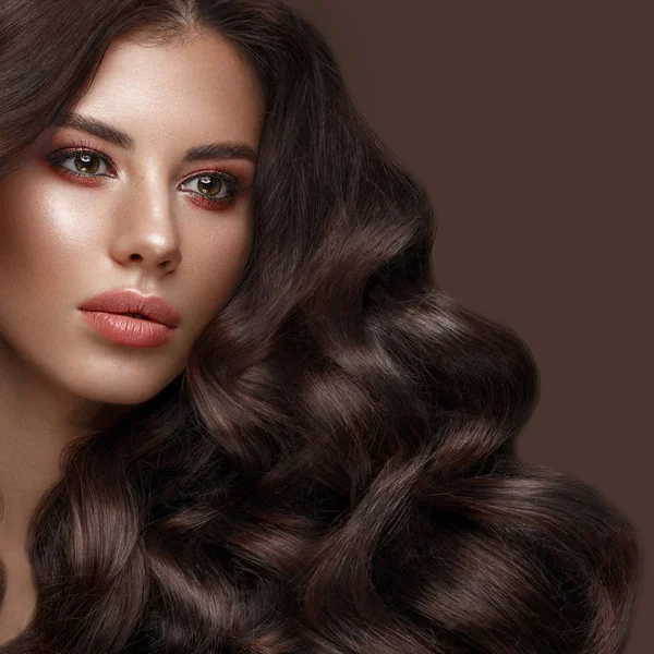 Mooie brunette model: krullen, klassieke make-up en volle lippen. Het gezicht van de schoonheid. — Stockfoto