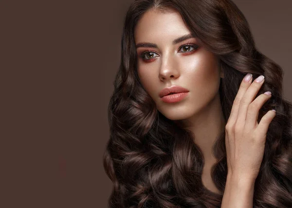 Hermosa modelo morena: rizos, maquillaje clásico y labios llenos. La cara de belleza . — Foto de Stock