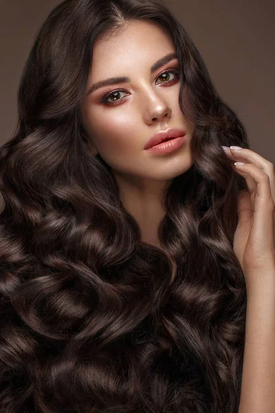 Beautiful brunette model: curls, classic makeup and full lips. The beauty face. — Stock Photo, Image