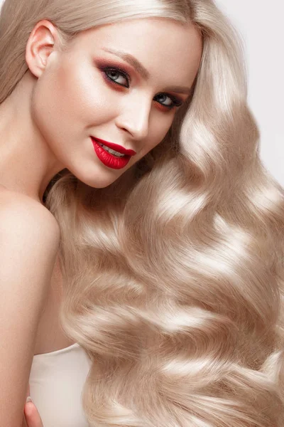 Blondă frumoasă într-un mod hollywoodian cu bucle, machiaj natural și buze roșii. Față de frumusețe și păr . — Fotografie, imagine de stoc
