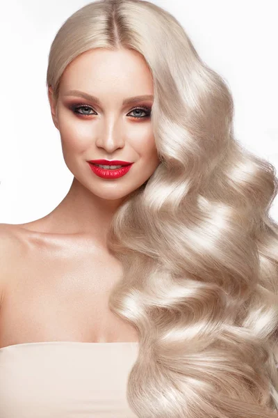 Gyönyörű szőke fürtök, természetes smink és vörös ajkak hollywoodi módon. Kozmetikai arc és a haj. — Stock Fotó