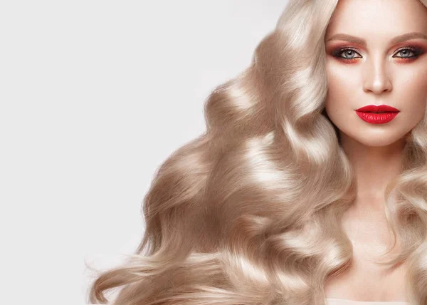 Hermosa rubia de manera hollywoodiana con rizos, maquillaje natural y labios rojos. Belleza cara y cabello . —  Fotos de Stock