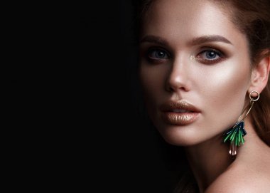 Şehvetli dudakları, moda saç ve aksesuarları ile güzel seksi kız. Güzellik.