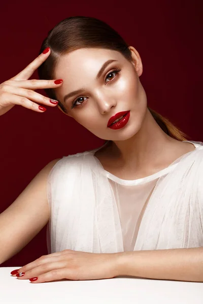 Menina bonita em vestido branco com maquiagem clássica e manicure vermelho. Cara de beleza . — Fotografia de Stock