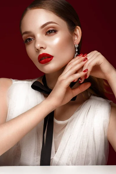 Menina bonita em vestido branco com maquiagem clássica e manicure vermelho. Cara de beleza . — Fotografia de Stock