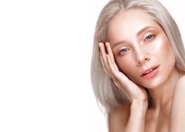 Açık renk makyajlı ve mükemmel ciltli güzel bir genç kız. Güzel surat..