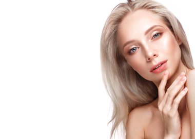 Açık renk makyajlı ve mükemmel ciltli güzel bir genç kız. Güzel surat..