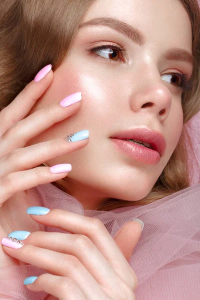 Hermosa chica con maquillaje ligero y manicura suave en ropa rosa. Cara de belleza. Diseño de uñas . — Foto de Stock