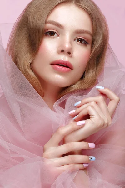 Hermosa chica con maquillaje ligero y manicura suave en ropa rosa. Cara de belleza. Diseño de uñas . —  Fotos de Stock