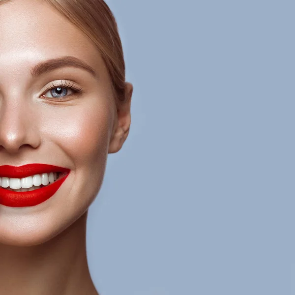 Schönes Mädchen mit roten Lippen und klassischem Make-up. Schönheit Gesicht — Stockfoto