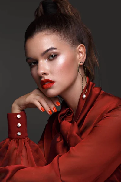 Menina fresca bonita com maquiagem clássica, cabelo liso em um vestido vermelho. Cara de beleza . — Fotografia de Stock