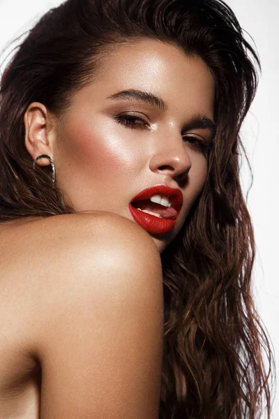 Hermosa chica sexy con maquillaje brillante, labios rojos, cabello mojado. Cara de belleza. — Foto de Stock