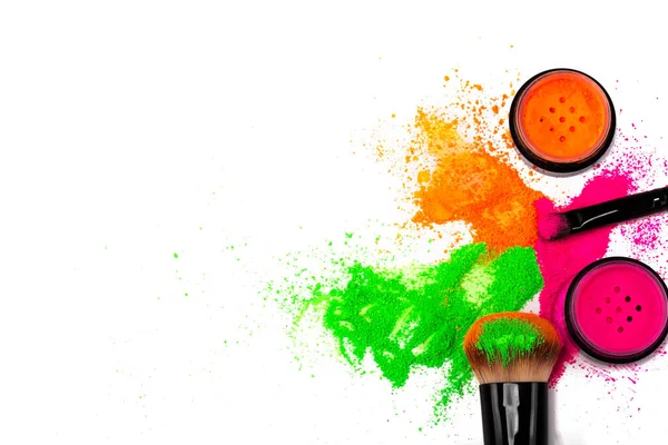 Pennello guancia con polvere cosmetica al neon colorato mucchio su sfondo bianco — Foto Stock