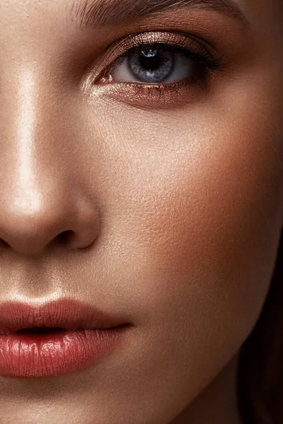 Retrato de close-up de uma mulher com maquiagem clássica. Cara de beleza . — Fotografia de Stock