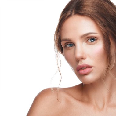 Mükemmel ciltli, doğal makyajlı güzel bir kız. Güzel surat..