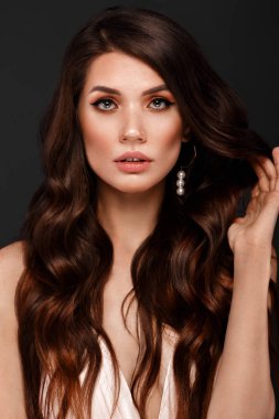 Bukleli ve klasik makyajlı güzel esmer kadın. Güzel surat..