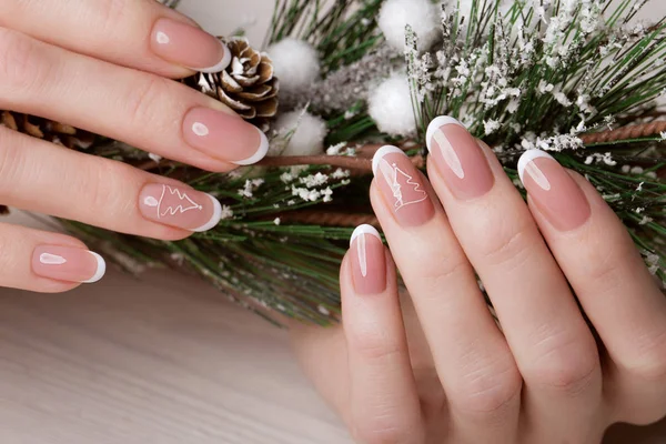 Snow White manicure na kobiece ręce. Zimowe paznokci projekt. — Zdjęcie stockowe