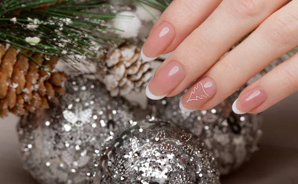 Manicura Blancanieves en manos femeninas. Diseño de uñas de invierno . — Foto de Stock