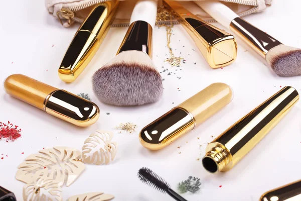 Serie di spazzole e prodotti cosmetici in una borsa cosmetica su uno sfondo bianco . — Foto Stock
