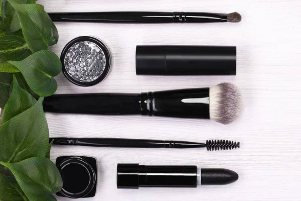 Serie di spazzole e prodotti cosmetici in una borsa cosmetica su uno sfondo bianco . — Foto Stock