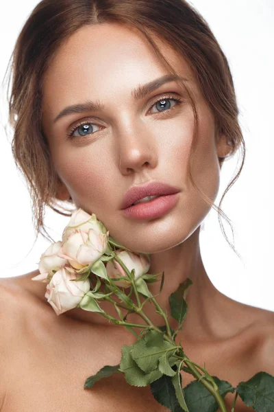 Beautiful woman with classic nude make-up, light hairstyle and flowers. Beauty face. — Stock Photo, Image