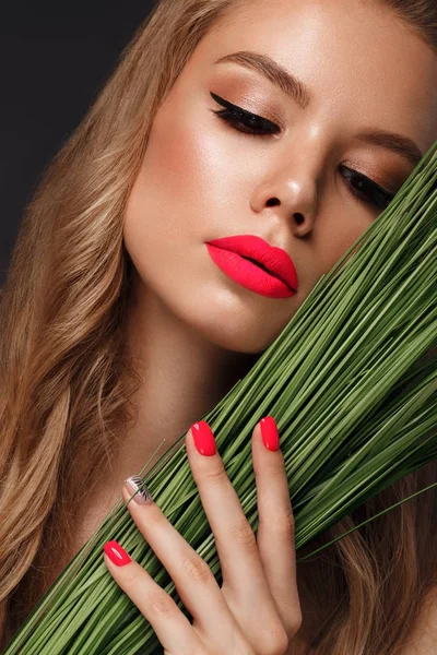 Mulher bonita com maquiagem brilhante e unhas de néon rosa. Cara de beleza . — Fotografia de Stock