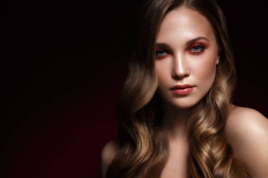 Mükemmel bir cilt ile güzel taze kız, saç ve klasik makyaj bukleler. Güzellik yüzü.