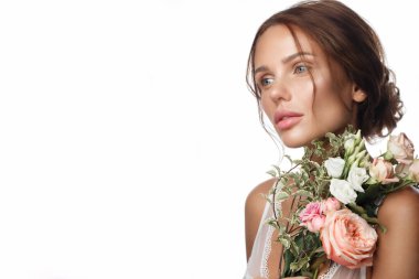 Klasik çıplak makyajlı, açık renk saçlı ve çiçekli güzel bir kadın. Güzel surat..