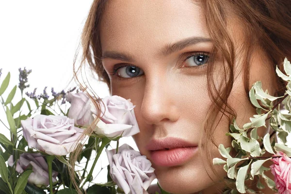 Hermosa mujer con maquillaje desnudo clásico, peinado ligero y flores. Cara de belleza. — Foto de Stock