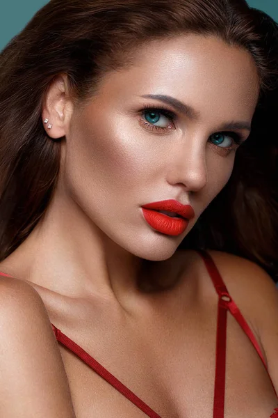 Hermosa mujer sexy en una manera de Hollywood con rizos, maquillaje natural y labios rojos.. . — Foto de Stock